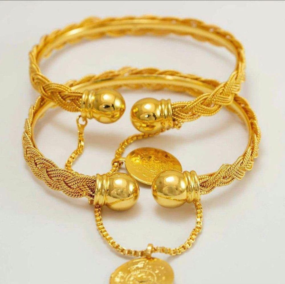 Golden Glow: Sleek Gold-Plated Alloy Bangle